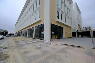 SOM TİCARET MERKEZİ 2 DE KİRALIK KÖŞE DÜKKAN 3 KAT +ÇATI KATI 
