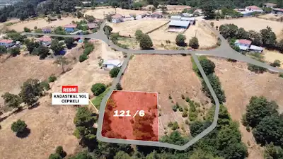 YENİCE GÜZELOBA KÖYÜ'NDE ORMAN MANZARALI KÖŞE PARSEL SATILIK İMARLI ARSA