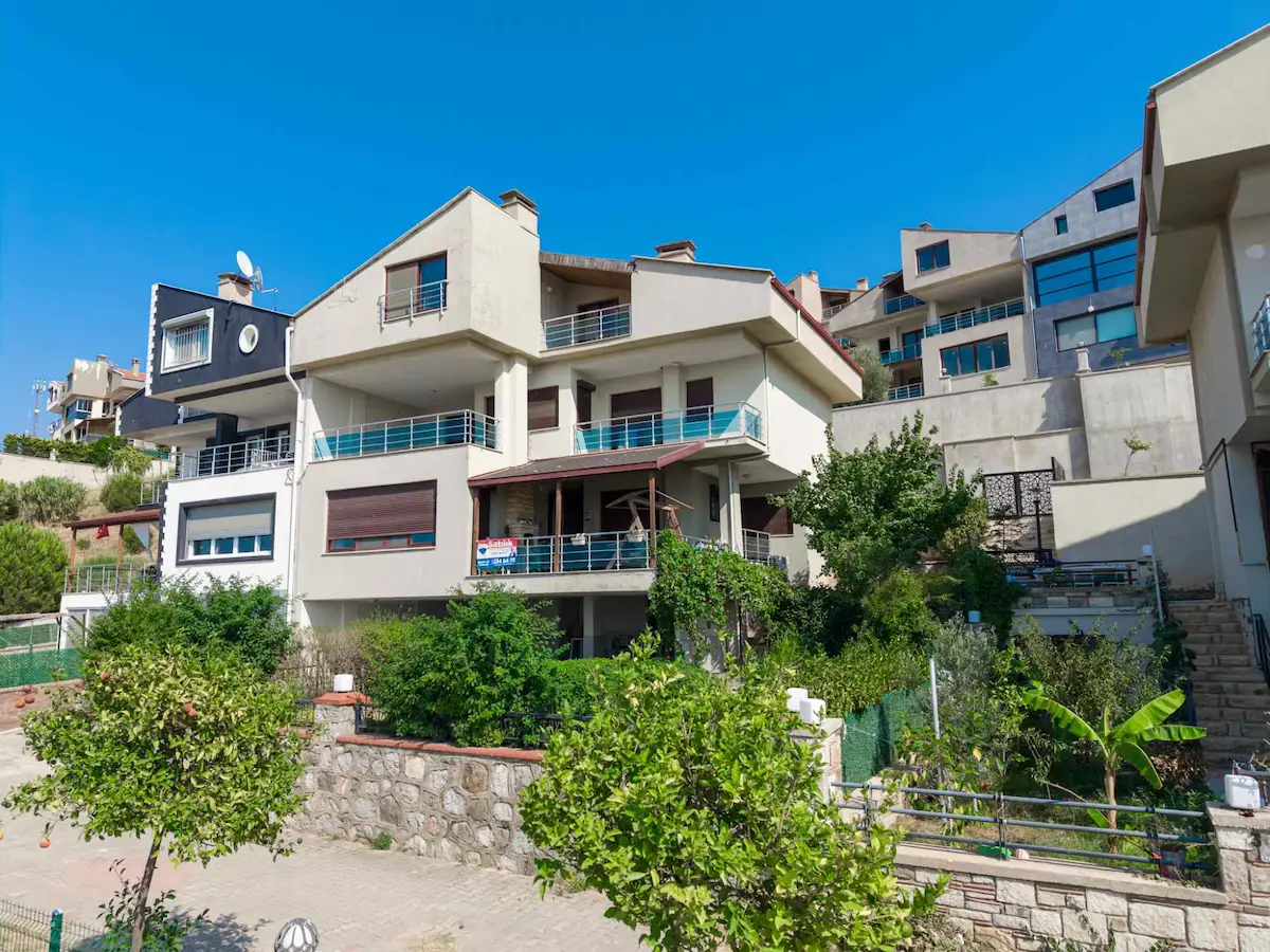 KAHRAMANDERE KOLEJLER BÖLGESINDE SITENIN EN ÖN SIRASINDA, KESINTISIZ DENIZ MANZARALI VILLA