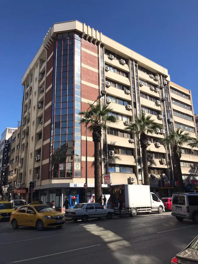 İZMİR KONAK İSMET KAPTAN’DA GÜNEY-BATI CEPHELİ, EŞYALI 75 M² NET OFİS | KREDİYE UYGUN