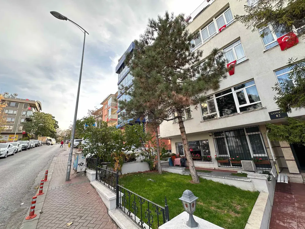 ÇANKAYA JOHN F KENNEDY CADDESINDE OTOPARKLI 3+1 ARA KAT YAPILI DAIRE