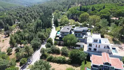 YEŞILKÖY GERZELE ÜSTÜ PIKNIK ALANI ALTI VILLALIK FIRSAT ARSA