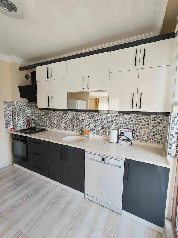 KUŞADASI İKİÇEŞMELİK’TE MAVİ YEŞİL SİTESİ’NDE EŞYALI 2+1 | BALKON | 4. KAT