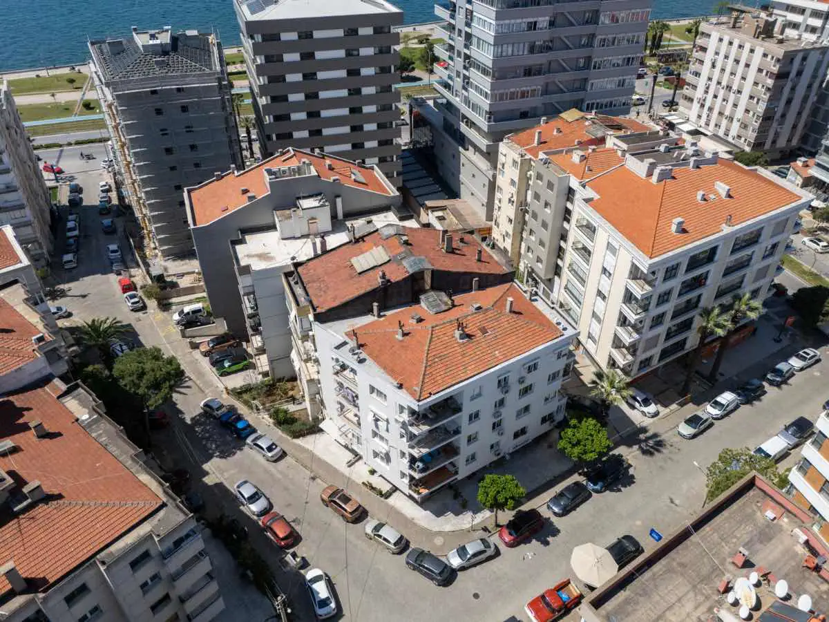 KARŞIYAKA AKSOY GIRNE BULVARI'NDA AYRICALIKLI DENIZ MANZARALI TRAMVAY YANI 3+1 SATILIK DAIRE