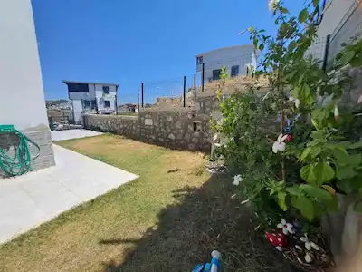 AKARCA DA PLAJA YÜRÜME MESAFESİNDE SATILIK MÜSTAKİL VİLLA