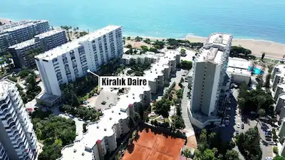 REMAX RİNA'DAN SOLİ SİTESİNDE DENİZ MANZARALI EŞYALI 1+1