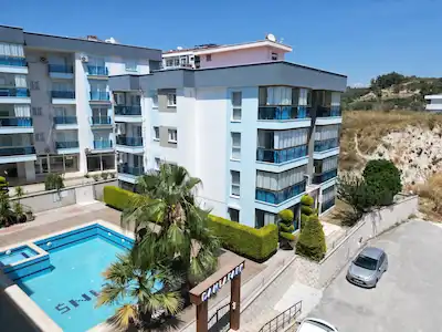 KUŞADASI DAMLAPARK SITESI’NDE HAVUZLU, EŞYALI 2+1 DAIRE