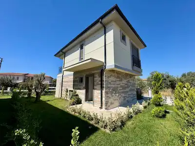 CUMHURİYET MAHALLESİ’NDE KÖŞE KONUMDA, SIFIR BAHÇELİ 3+1 VİLLA