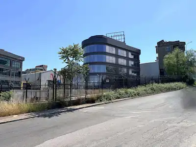 FERHATPAŞA OTOBAN YAN YOLDA 2000 M2 DEPOLU KOMPLE KİRALIK TİCARİ BİNA