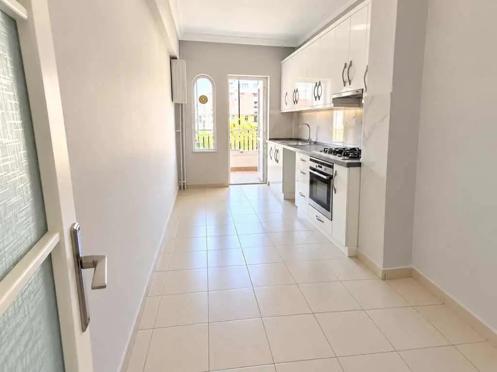 BAHÇELİEVLER’DE MERKEZİ KONUMDA, FERAH VE KULLANIŞLI 4+1 KİRALIK DAİRE