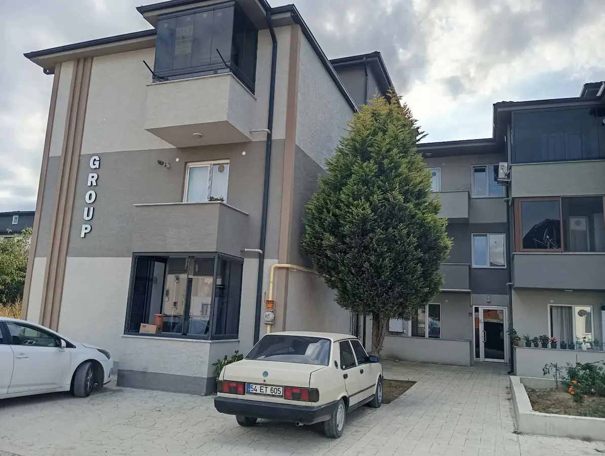 REMAX HÜR ALI KUTANIS'TEN AKYAZI'DA KIRALIK 1+1 DAIRE