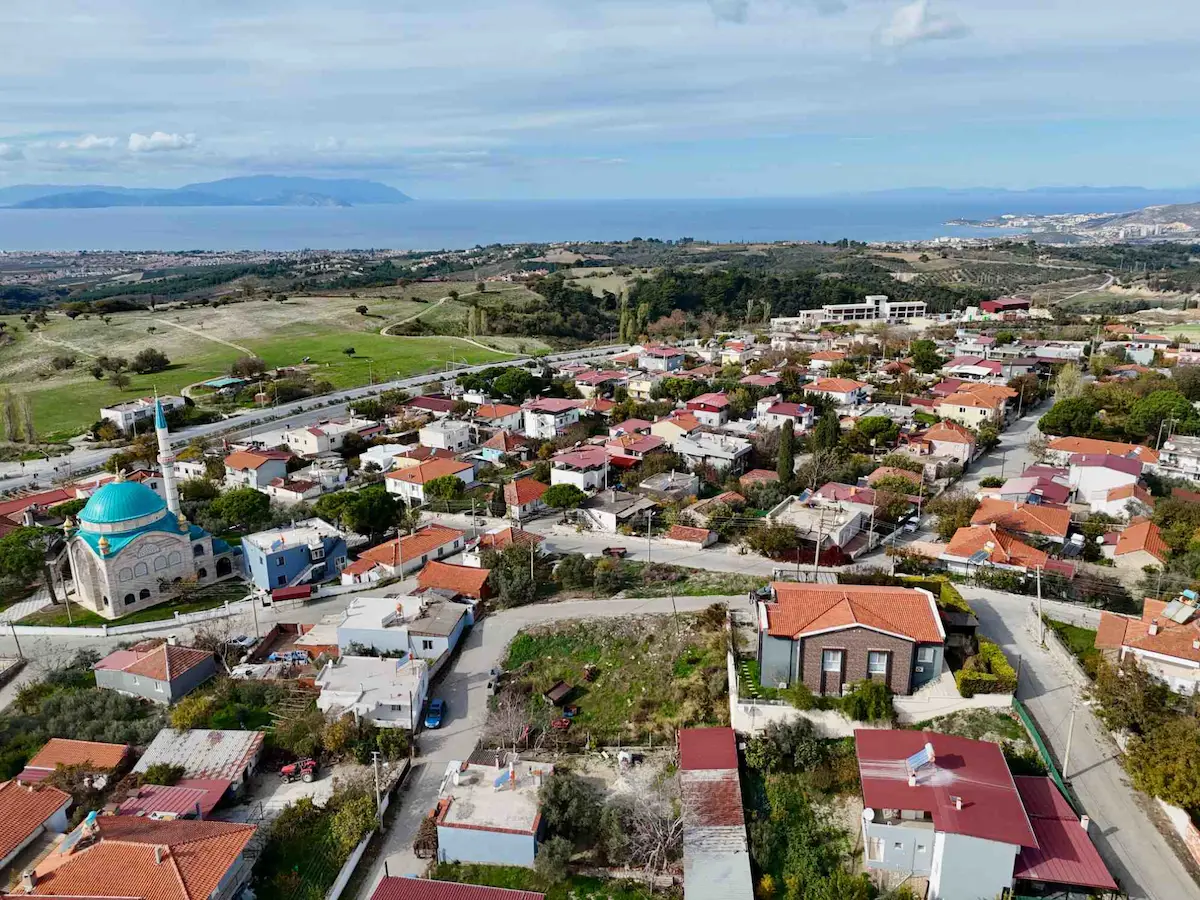 KUŞADASI YAYLAKÖY'DE SATILIK 521 M2 DENIZ MANZARALI VILLA IMARLI ARSA
