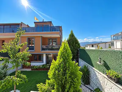 KÖRFEZ'DE DENİZ MANZARALI 5+2 TRİPLEKS | 200 M² BAHÇE | HAVUZ