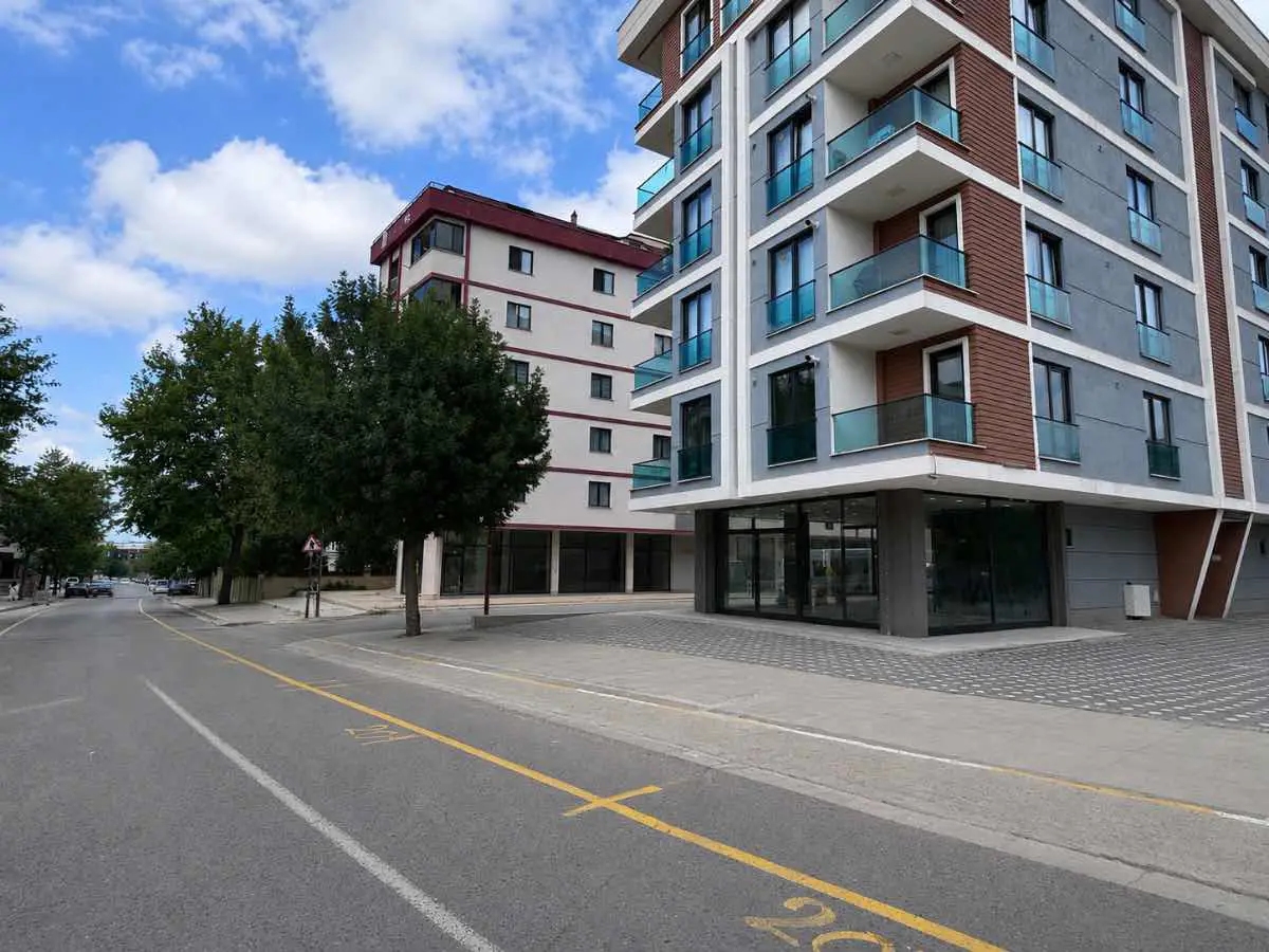 CADDE ÜZERİ KDV AVANTAJLI DEPOLU 435 M2 KİRALIK DÜKKAN 3