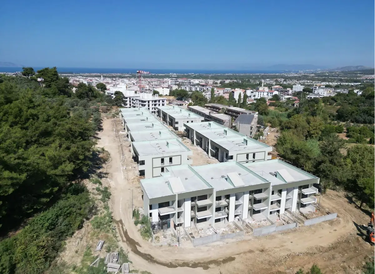 KUŞADASI DAVUTLAR OKAİJEN PROJESİ’NDE DOĞAYLA İÇ İÇE, KONFORLU 1+1 DAİRE!