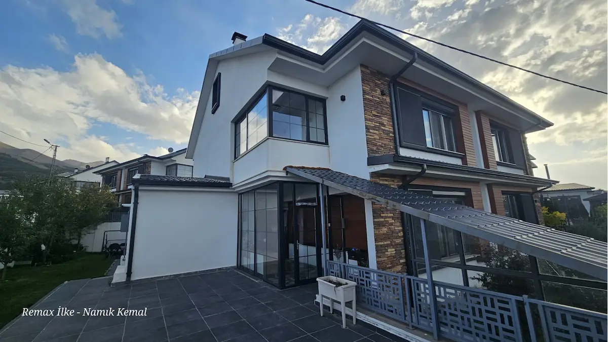 REMAX İLKE'DEN KAYAKYOLU'NDA 5,5+1 SATILIK VİLLA