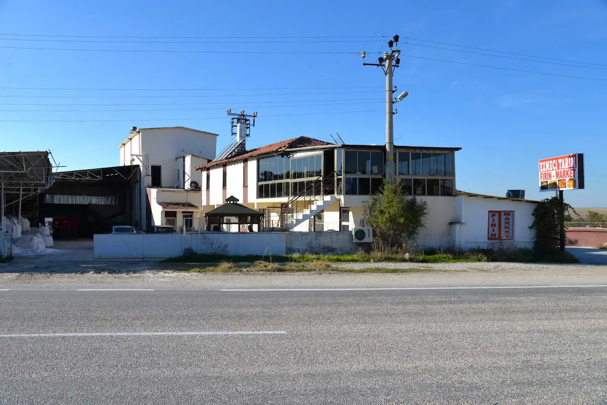 ESKIŞEHIR GÜNYÜZÜ'NDE UN FABRIKASI, DEPOLAR, İDARI BINA, MARKET VE BESI ÇIFTLIĞI KOMPLEKSI