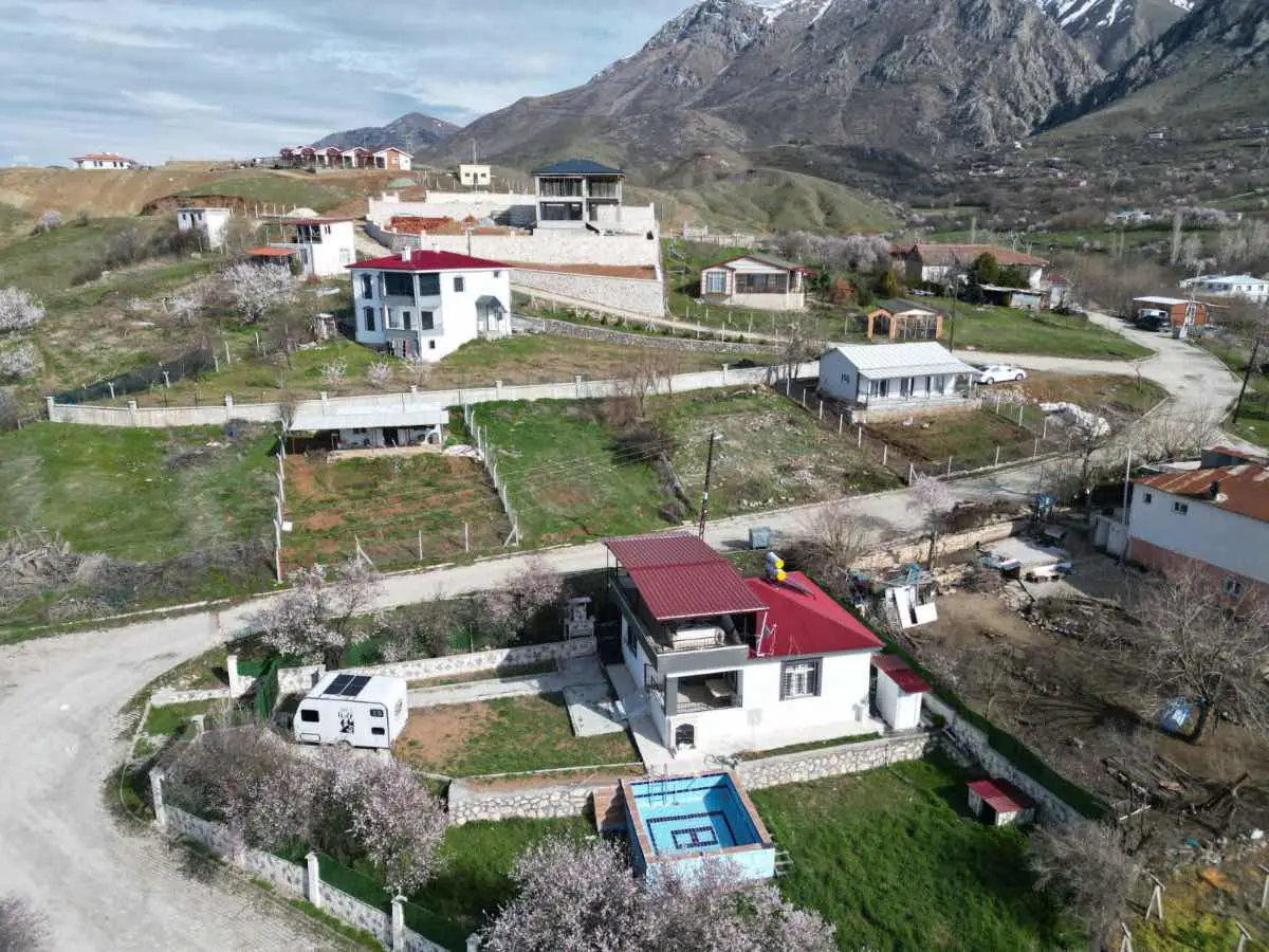 REMAX DOĞU'DAN GÖL MANZARALI HARİKA HAZIR YAZLIK EV