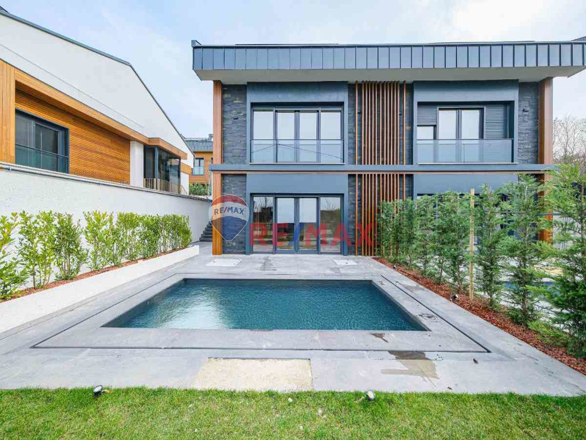 ZEKERIYAKÖYDE OTURUMA HAZIR YENI BUTIK SITEDE ÖZEL HAVUZLU MODERN SATILIK VILLALAR