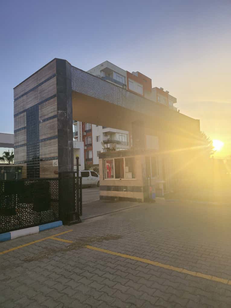 KEPEZ GÖKSU'DA HAVUZLU SİTE İÇERİSİNDE EŞYALI BAHÇE KATI KİRALIK DAİRE