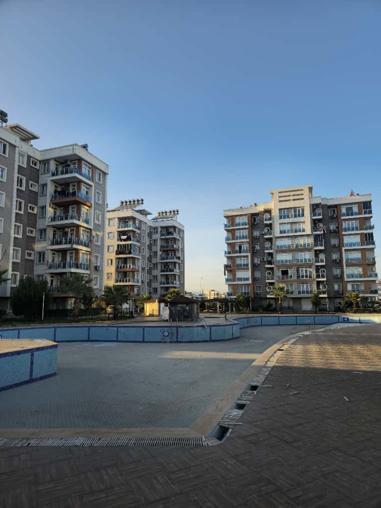 KEPEZ GÖKSU'DA HAVUZLU SİTE İÇERİSİNDE EŞYALI BAHÇE KATI KİRALIK DAİRE