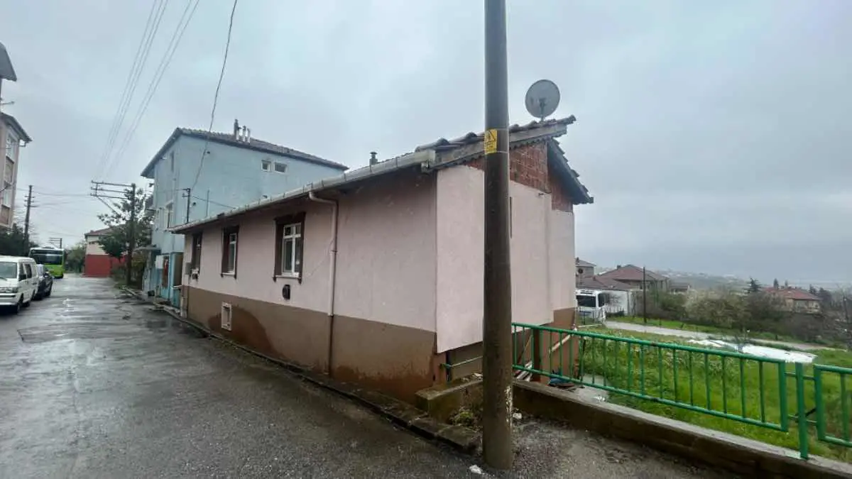 İZMİT GÜNDOĞDU MAH. 380 M2 ARSA İÇİNDE SATILIK MÜSTAKİL EV
