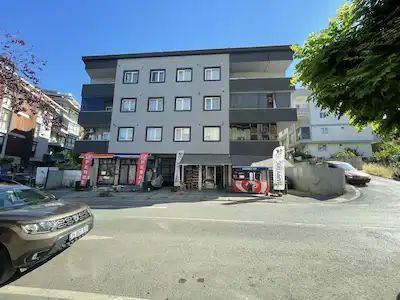ÜSKÜDAR CADDESI’NDE DEVREN KIRALIK BAKKAL