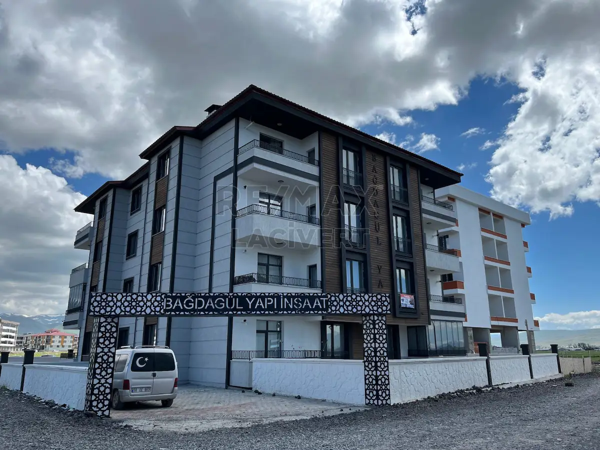 RE/MAX LACİVERTTEN DADAŞKENT'TE SATILIK 2+1 ARAKAT DAİRE 