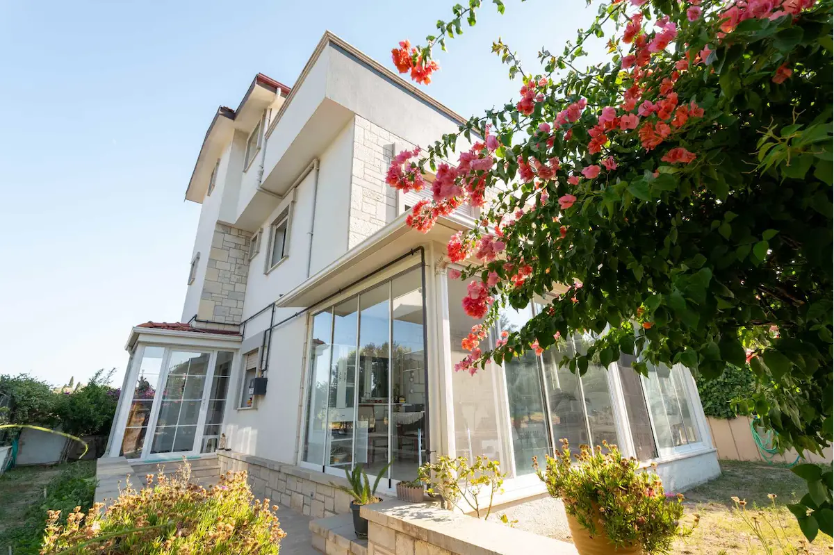 ÇEŞMEALTI GÜVENDIK’TE DENIZE YÜRÜME MESAFESINDE 5+2 GENIŞ MÜSTAKIL VİLLA