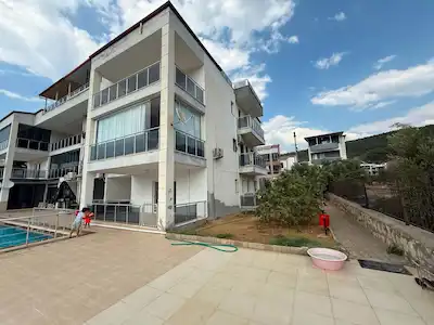 DİDİM AKBÜK’TE SATILIK 4+1 GİRİŞ KAT HAVUZLU DAİRE