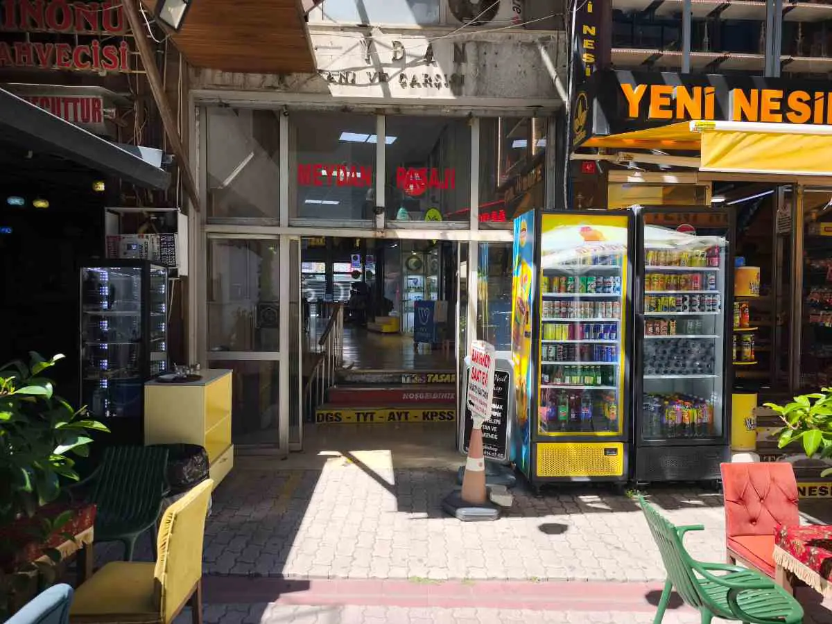 BAKIRKÖY MEYDANIN YANINDA MEYDAN PASAJDA SATILIK DÜKKAN