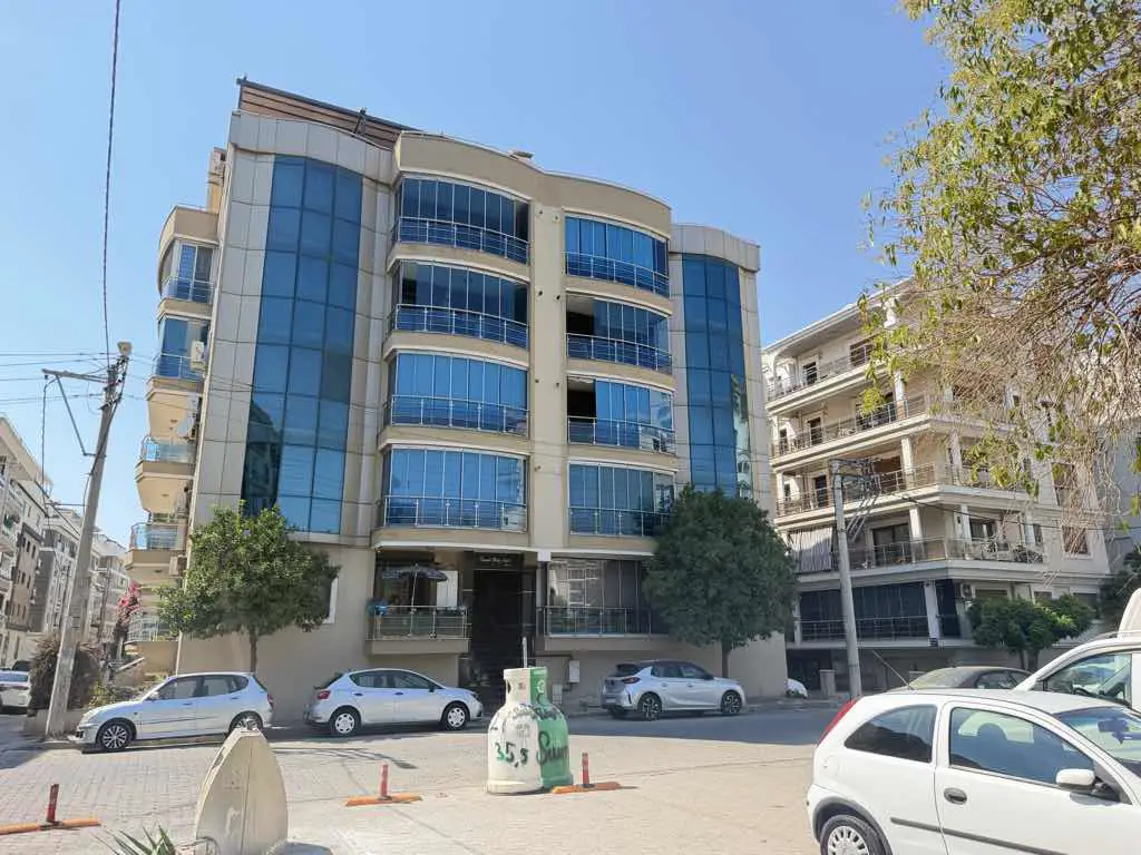 KARŞIYAKA YALI MAH 3+1 | 150 M² NET | 2 BANYO | BALKONLU | DOĞALGAZ KOMBİLİ | KREDİYE UYGUN