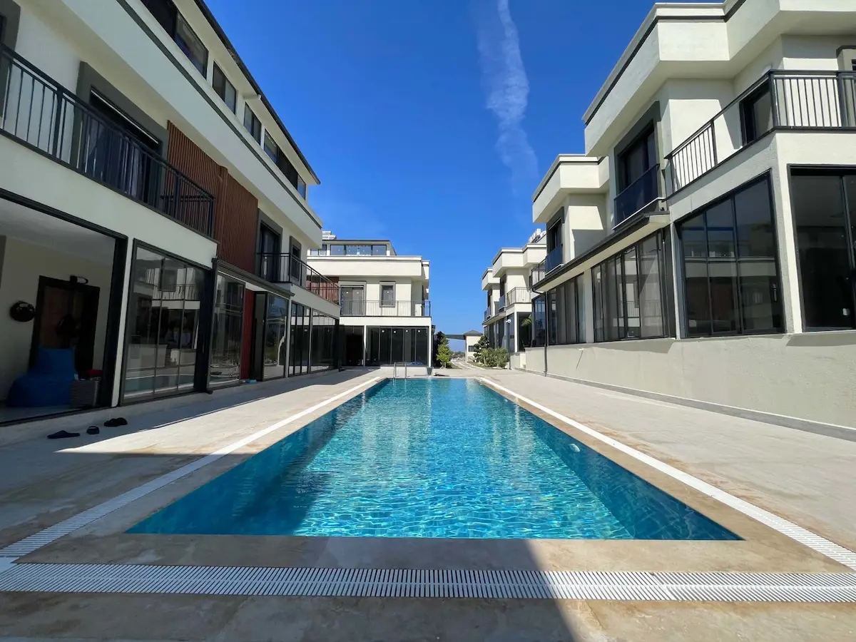 HAVUZLU SITE İÇERISINDE SIFIR 3+1 TRIPLEKS VILLA
