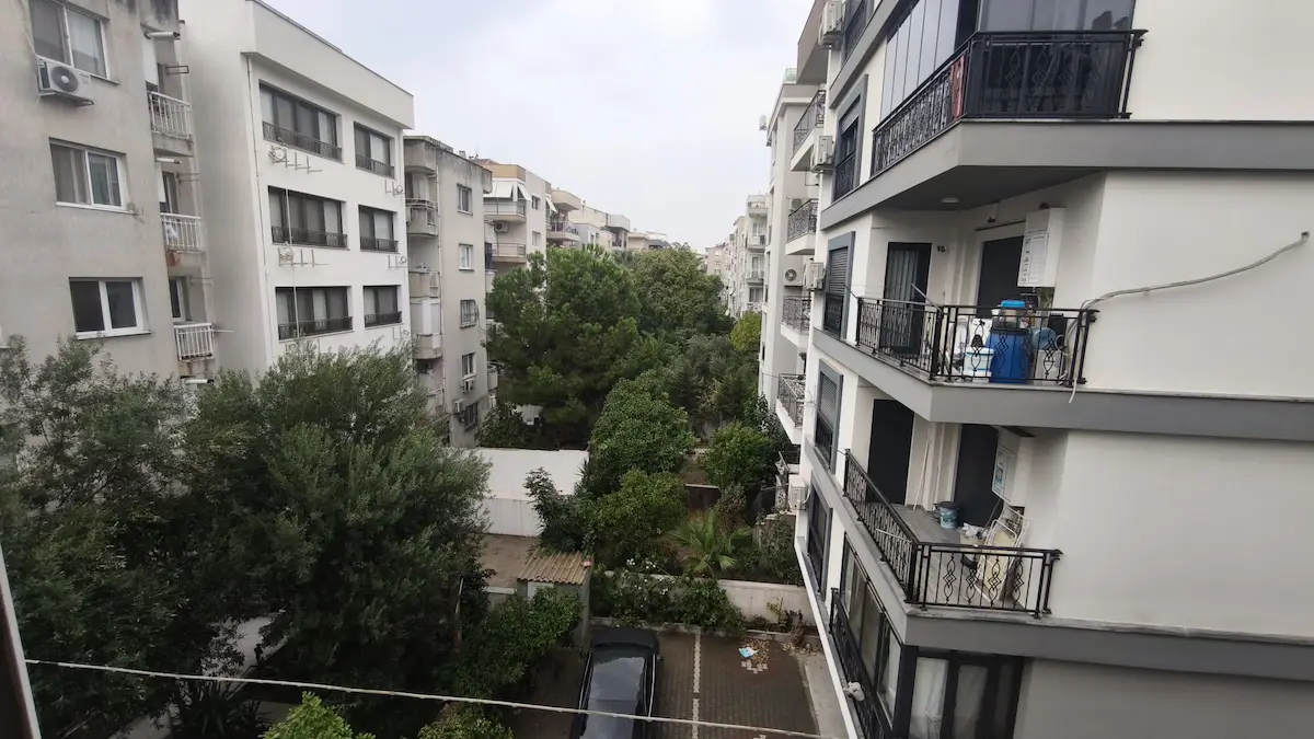 KARŞIYAKA BAHÇELİEVLER MERKEZİ KONUMDA BAKIMLI 2+1 KIRALIK DAİRE