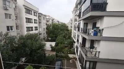 KARŞIYAKA BAHÇELİEVLER MERKEZİ KONUMDA BAKIMLI 2+1 KIRALIK DAİRE