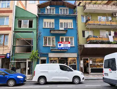 REMAX EFFECT KOCAELİ ŞEHİR MERKEZİNDE İÇİ YAPILI KİRALIK 1+1 ARAKAT DAİRE