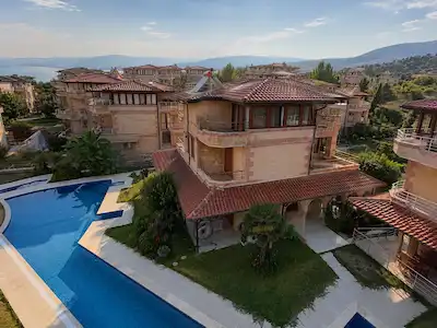 KUŞADASI DAVUTLAR’DA SATILIK TRİPLEX VİLLA 5+1 EŞYALI, 204 M², 2 BANYO 3 WC, ÖZEL BAHÇE