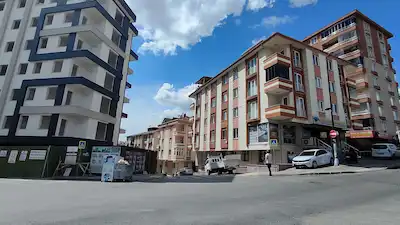 ÜMRANIYE SITE MAHALLESINDE CADDEYE CEPHE KIRALIK 2+1 DAIRE