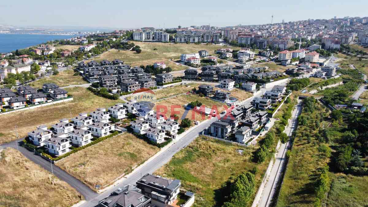 REMAX MAHAL'DEN DEREAĞZI MAHALLESİNDE VİLLA İMARLI SATILIK KÖŞE PARSEL