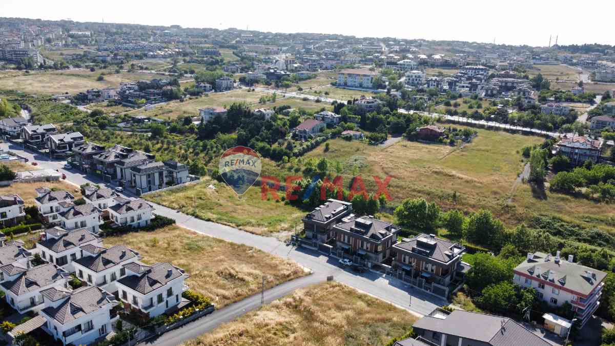 REMAX MAHAL'DEN DEREAĞZI MAHALLESİNDE VİLLA İMARLI SATILIK KÖŞE PARSEL