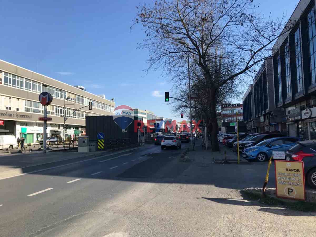 EYÜP TOPÇULAR'DA TÜM ANA ARTERLER VE TOPLU ULAŞIMIN MERKEZINDE