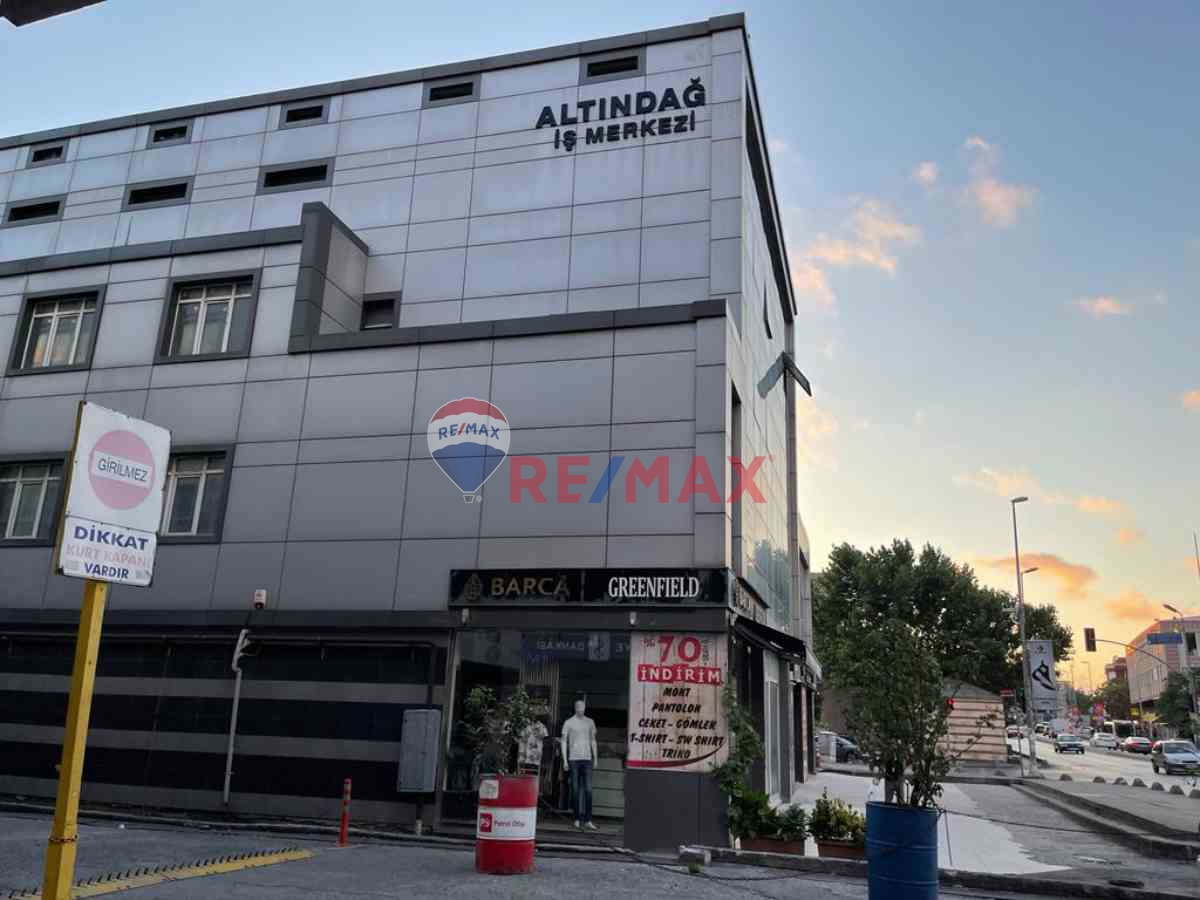 EYÜP TOPÇULAR'DA TÜM ANA ARTERLER VE TOPLU ULAŞIMIN MERKEZINDE