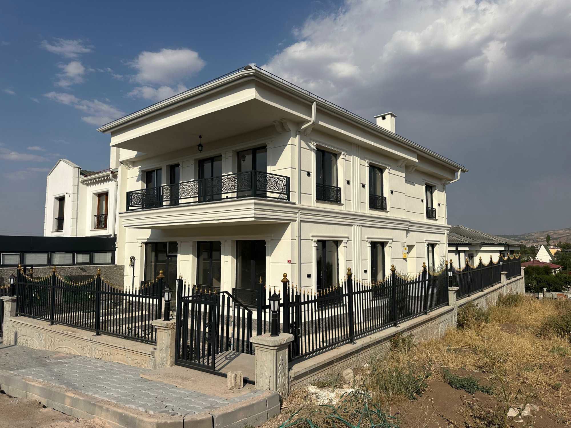 KARŞIYAKA'DA BAHÇELI GENIŞ 5+1 VILLA