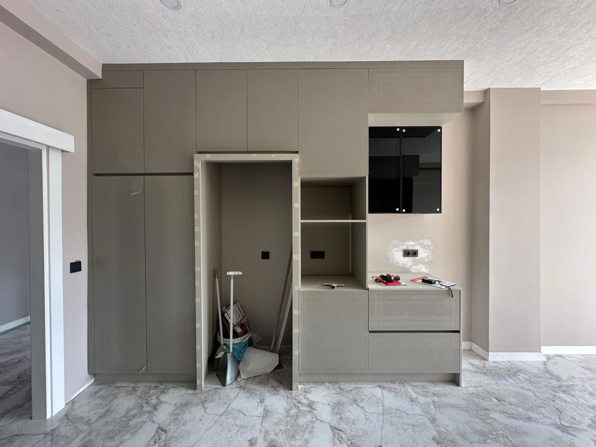 KARŞIYAKA'DA BAHÇELI GENIŞ 5+1 VILLA