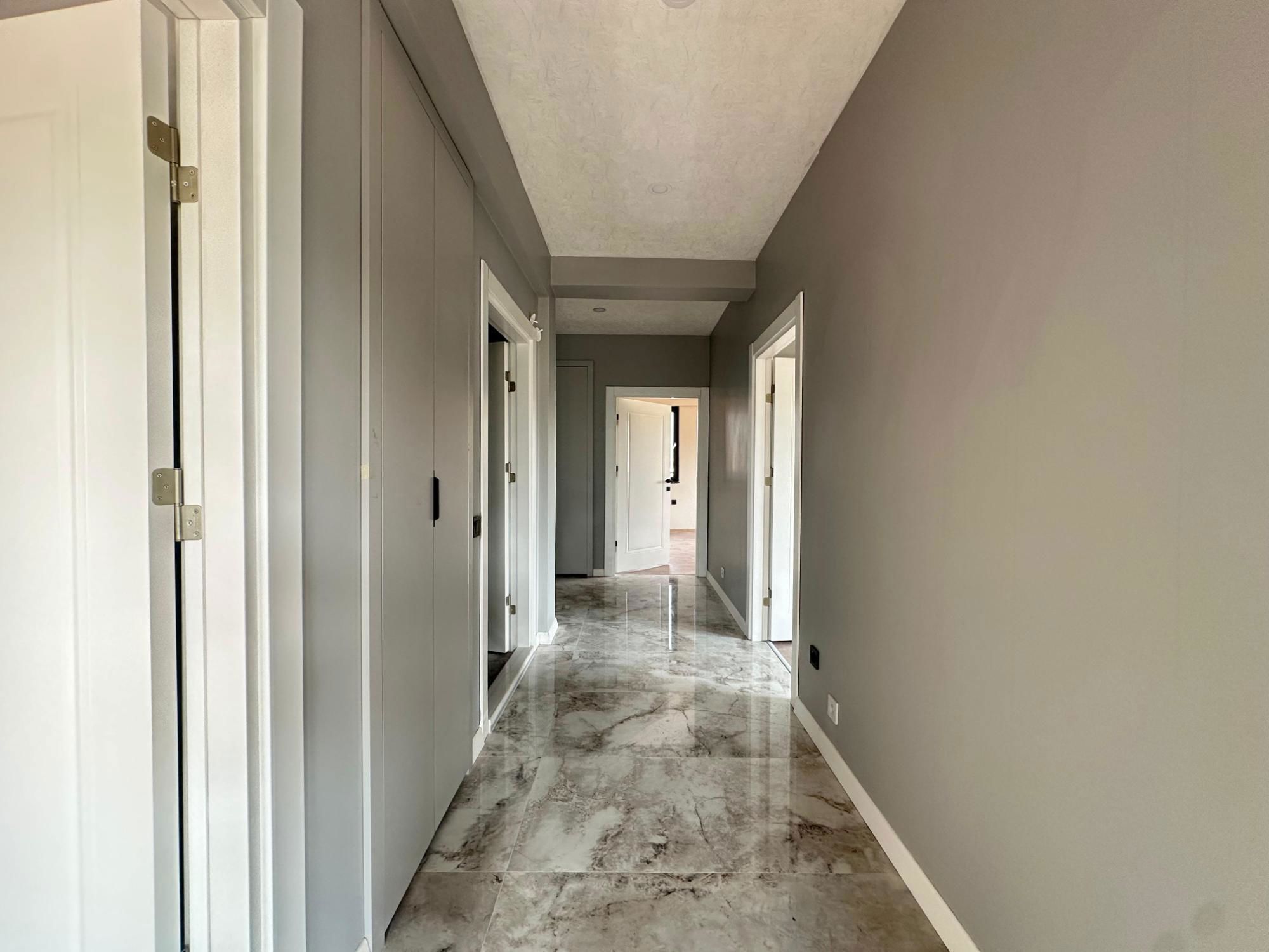 KARŞIYAKA'DA BAHÇELI GENIŞ 5+1 VILLA