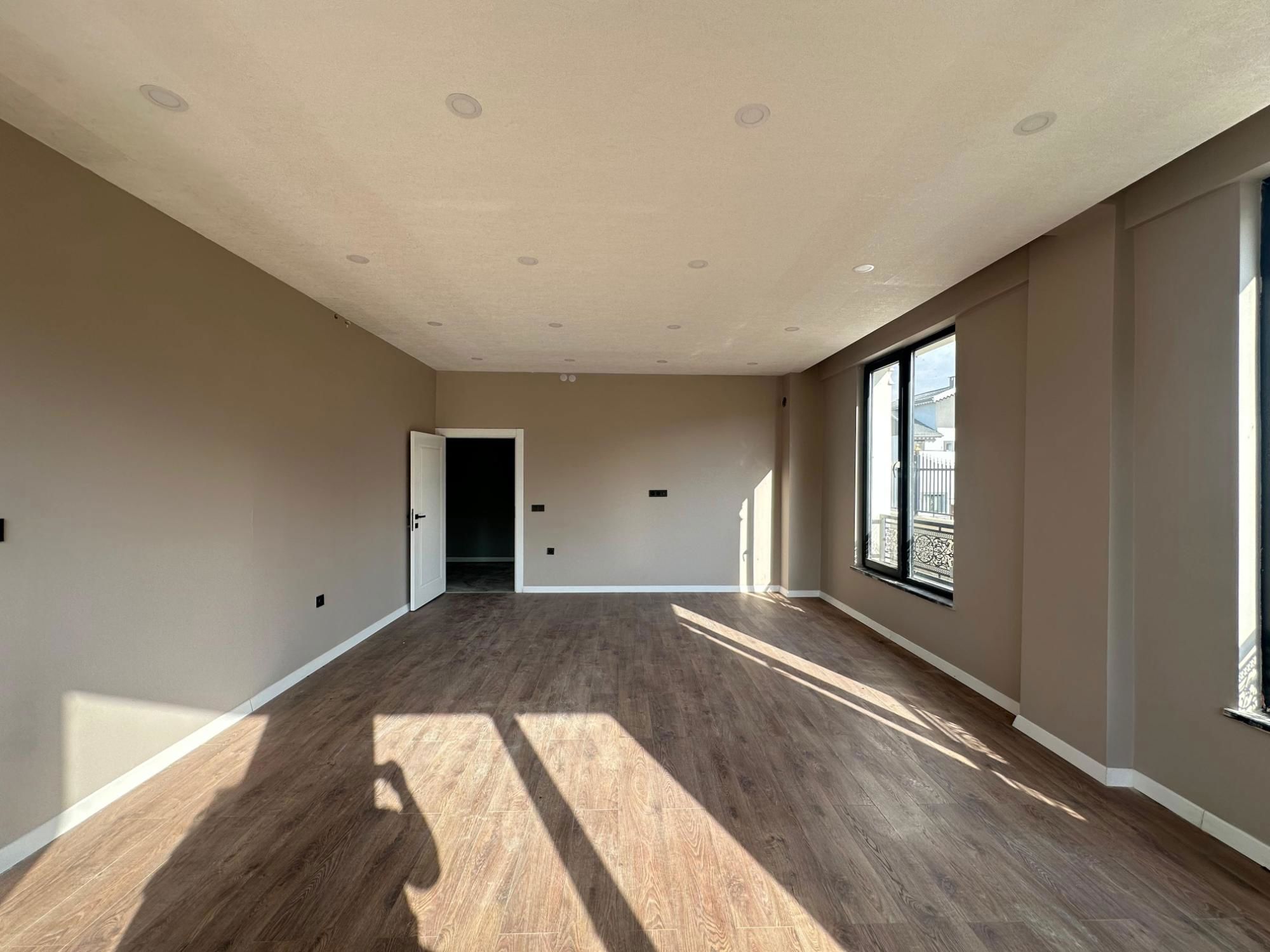 KARŞIYAKA'DA BAHÇELI GENIŞ 5+1 VILLA