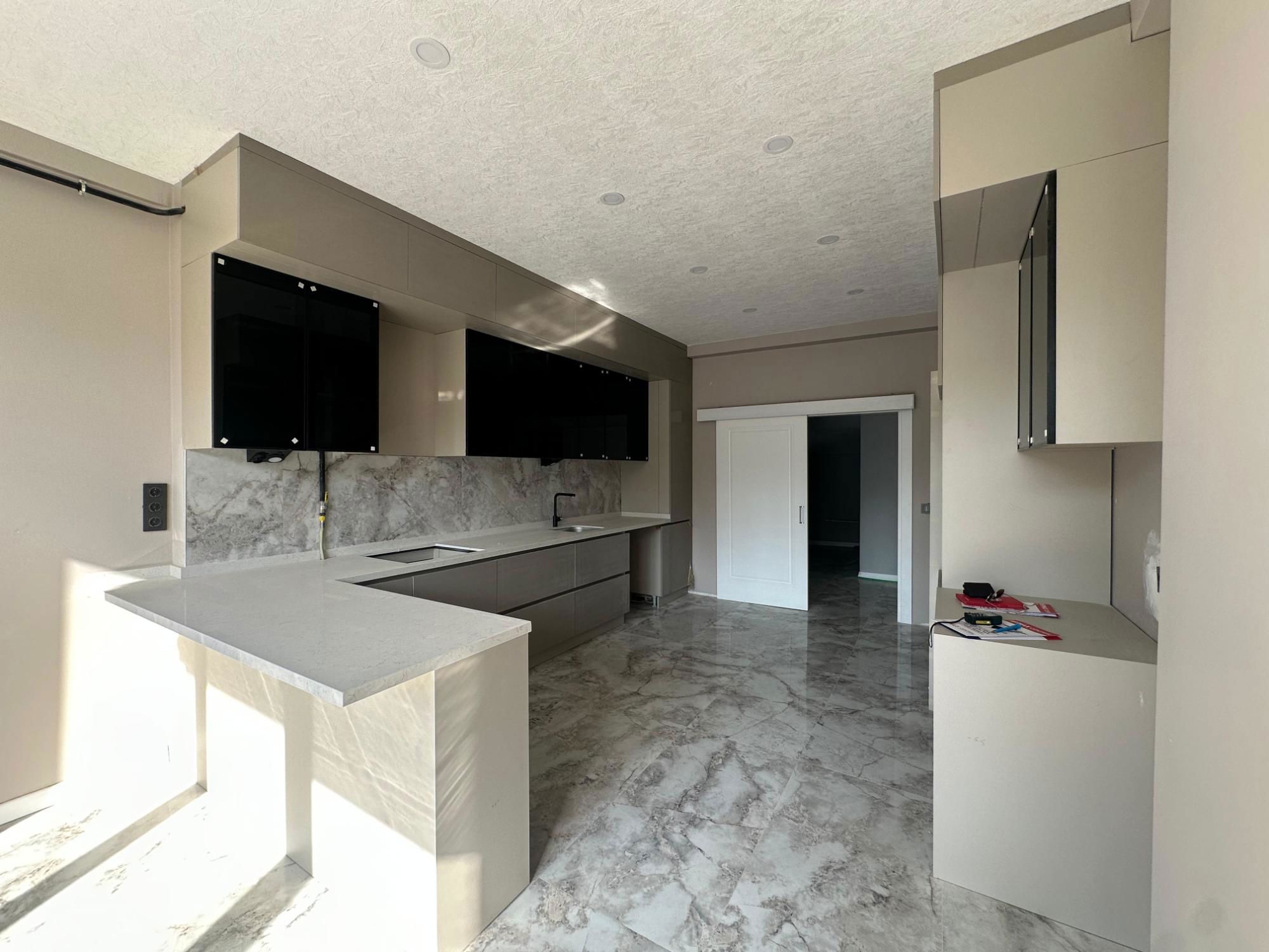 KARŞIYAKA'DA BAHÇELI GENIŞ 5+1 VILLA