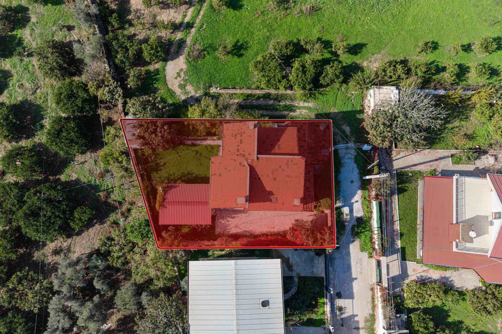 GÜMÜLDÜR AHMETBEYLİDE 3 KATLI 5+1 MÜSTAKİL VİLLA PLAJA 400 MT