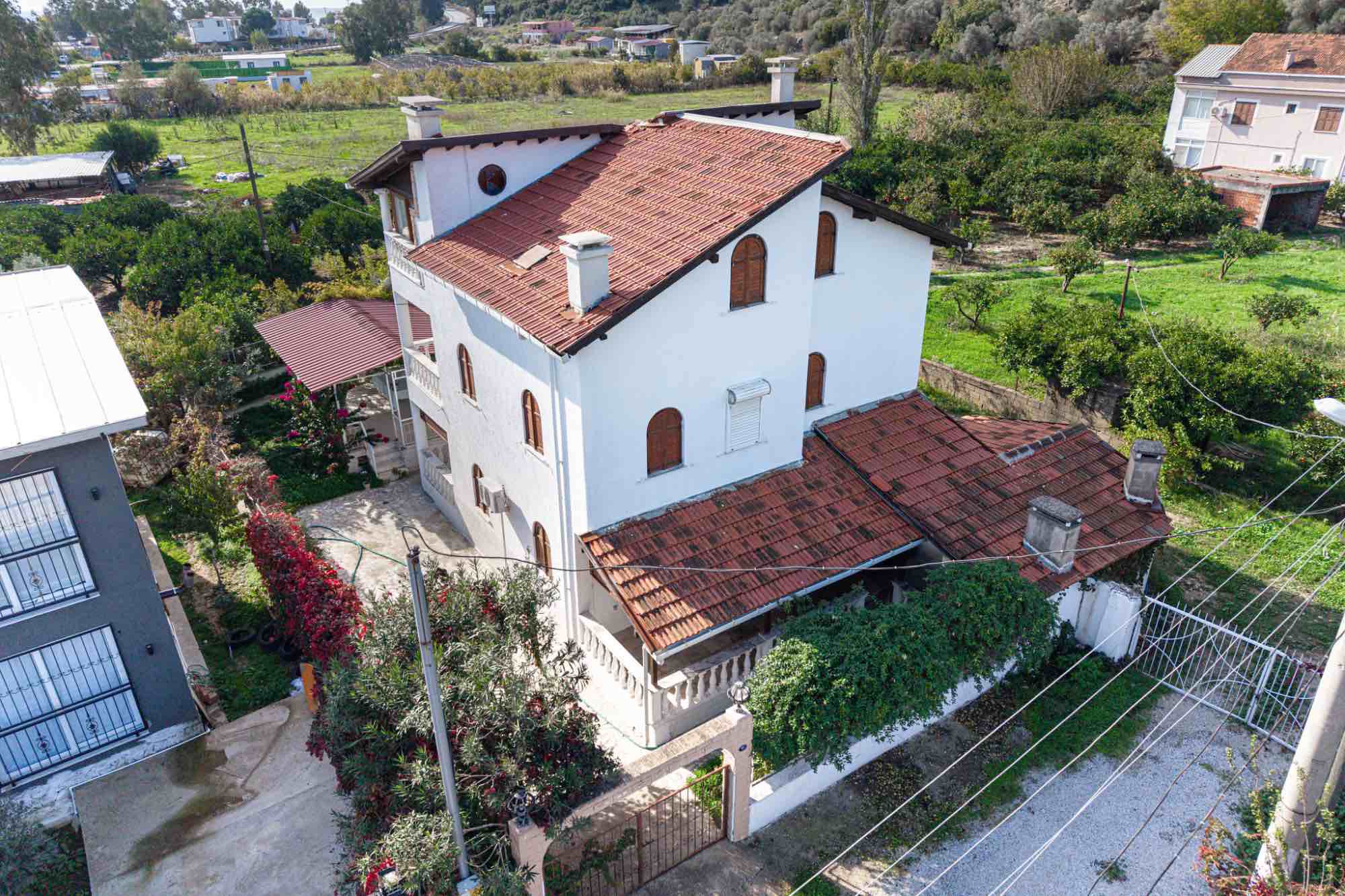 GÜMÜLDÜR AHMETBEYLİDE 3 KATLI 5+1 MÜSTAKİL VİLLA PLAJA 400 MT