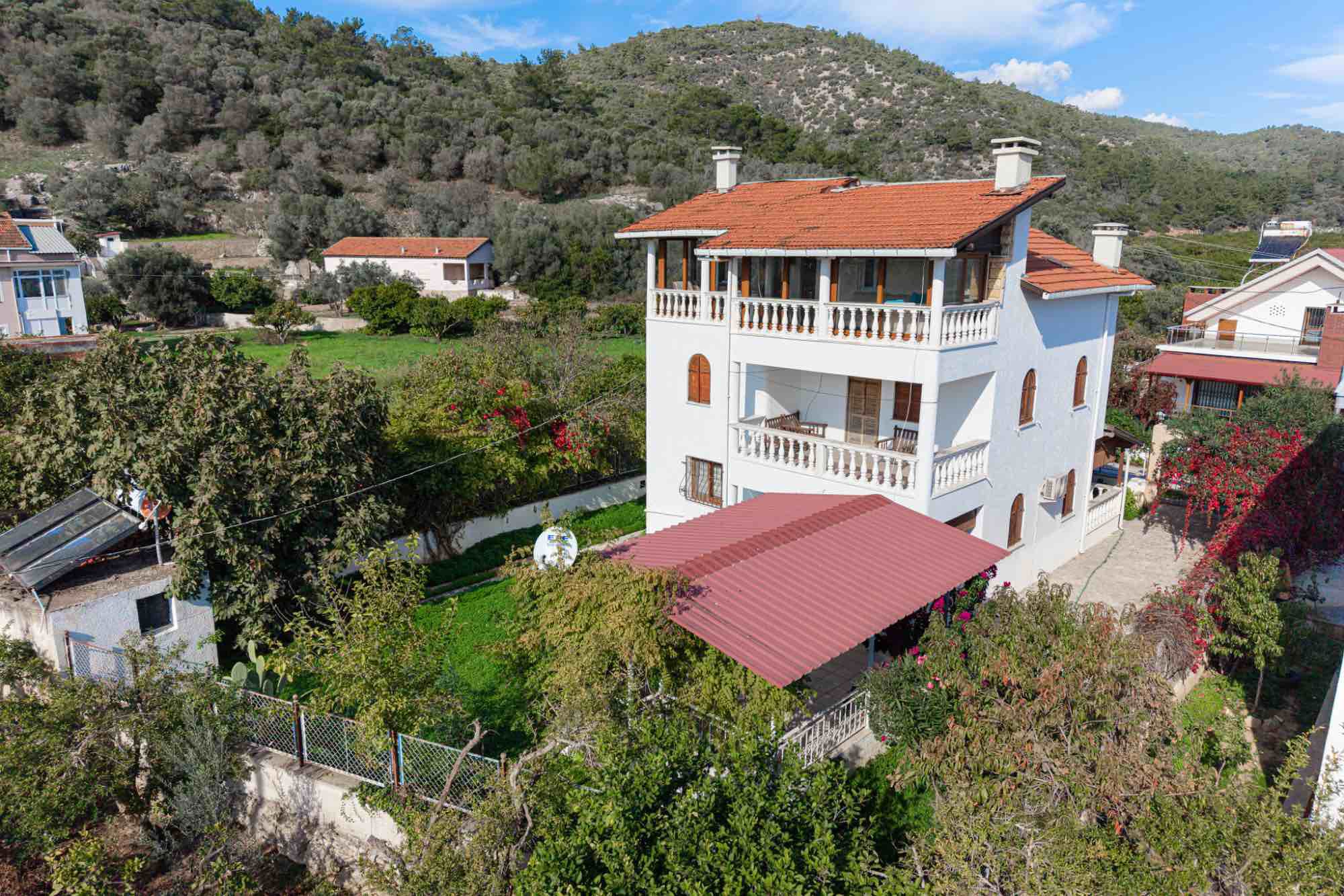 GÜMÜLDÜR AHMETBEYLİDE 3 KATLI 5+1 MÜSTAKİL VİLLA PLAJA 400 MT